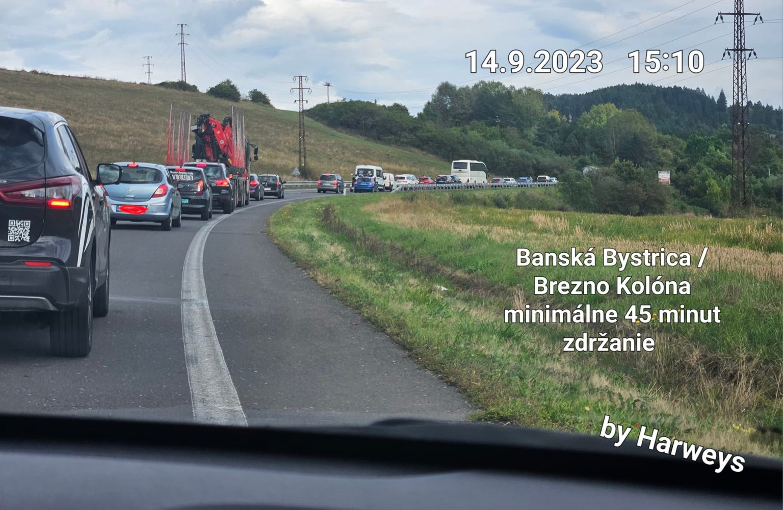 V kolónach sa môžu počas víkendov a sviatkov vodiči na inkriminovanom úseku zdržať aj viac ako hodinu. Foto: FB John Harwey Smith