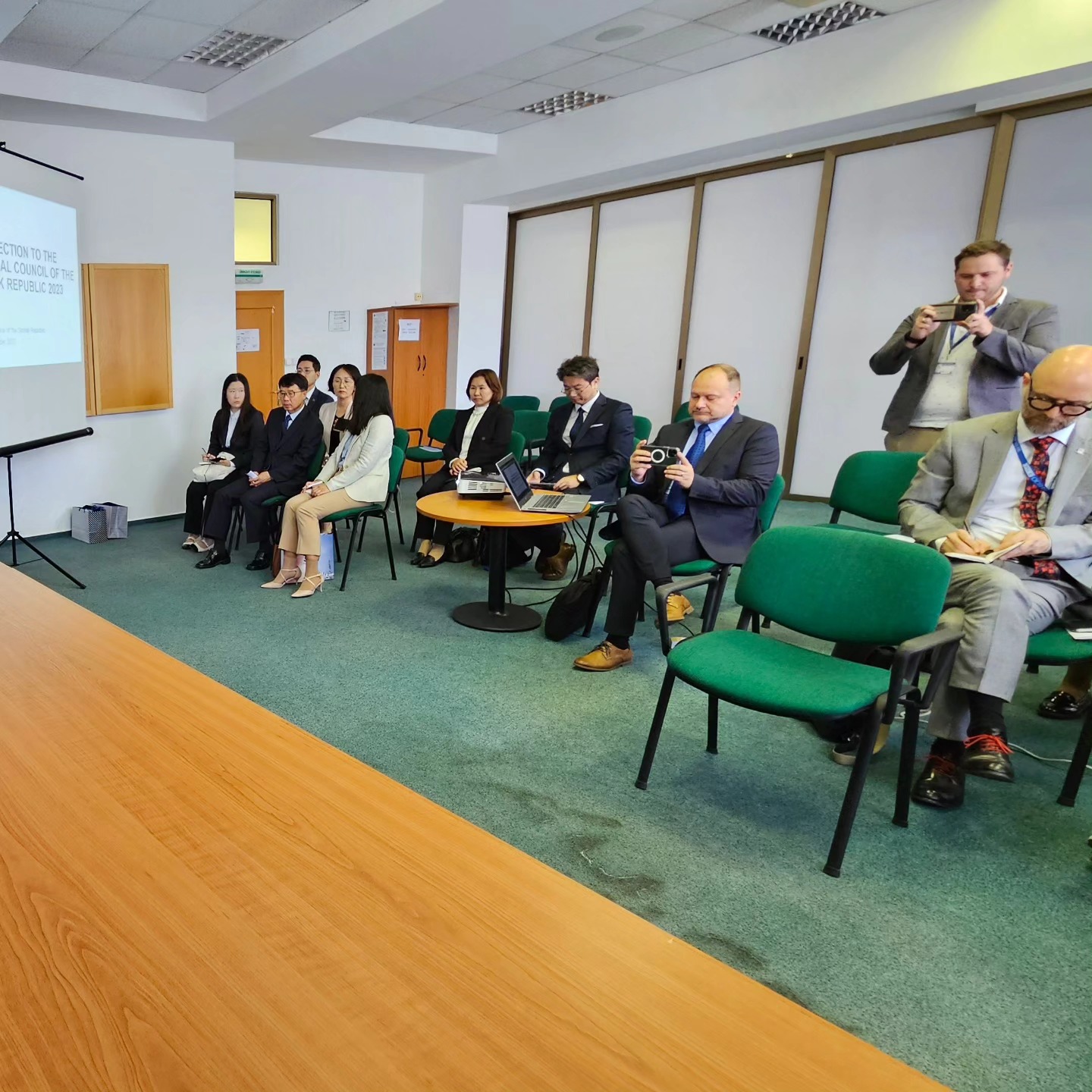 Transparentnosť volieb sledujú aj zástupcovia zo zahraničia. Zdroj: FB/MV SR