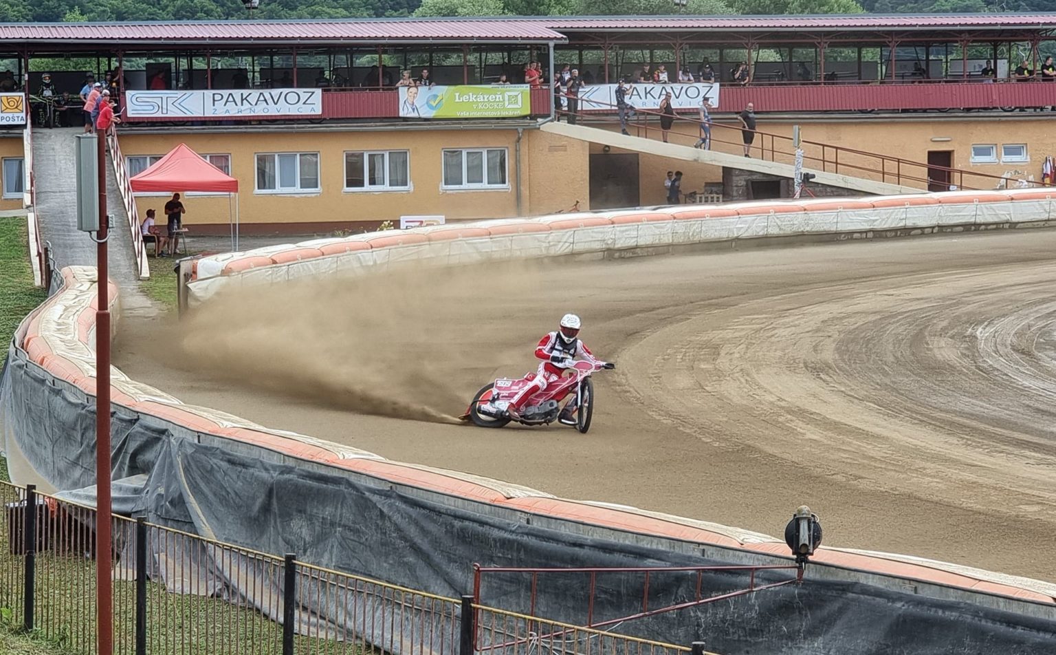 Dráhy musia mať v zákrutách špeciálne bezpečnostné prvky – nafukovacie mantinely, aby sa predišlo ťažkým zraneniam.
Foto: Speedway Club Žarnovica
