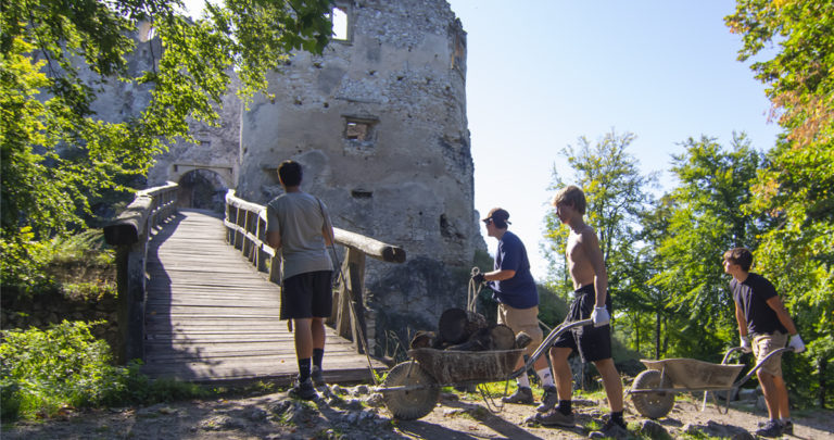 VIDEO: Unikátny hrad Uhrovec sa mení pred očami. Milujú ho turisti z celého sveta