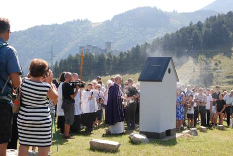 Krížová cesta na kopci Bôrek, ktorú postavili veriaci, je už posvätená