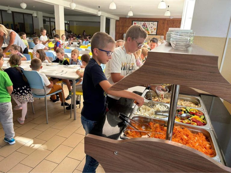 V základnej škole v Brezne otvorili vitamínový bufet