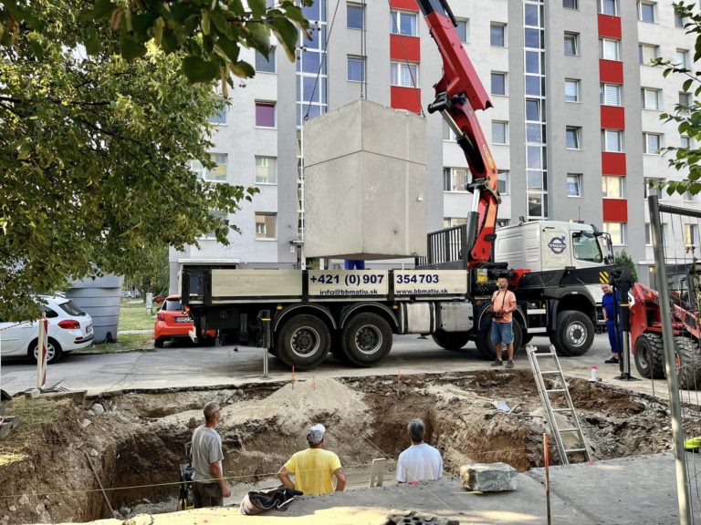 V Banskej Bystrici pokračujú s osádzaním polopodzemných kontajnerov