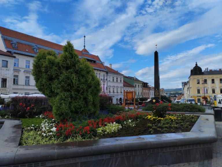 Banská Bystrica stále hýri farbami, počas roka tam vysadili tisíce kvetov