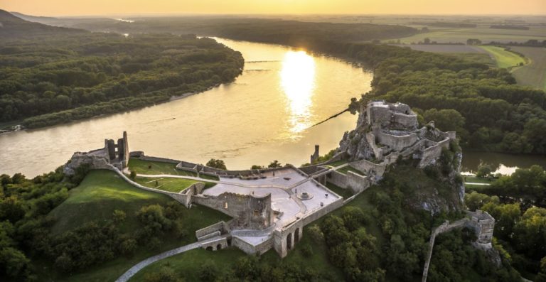 Mestá a župy vlani zaradili spiatočku a ekonomicky padli na úroveň spred siedmich rokov. Bratislavu stiahol Devín