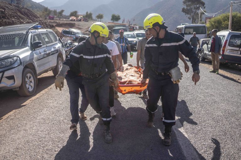 Záchranári vynášajú telo obete po zemetrasení v zničenej dedine Ouargane. Foto: TASR/AP