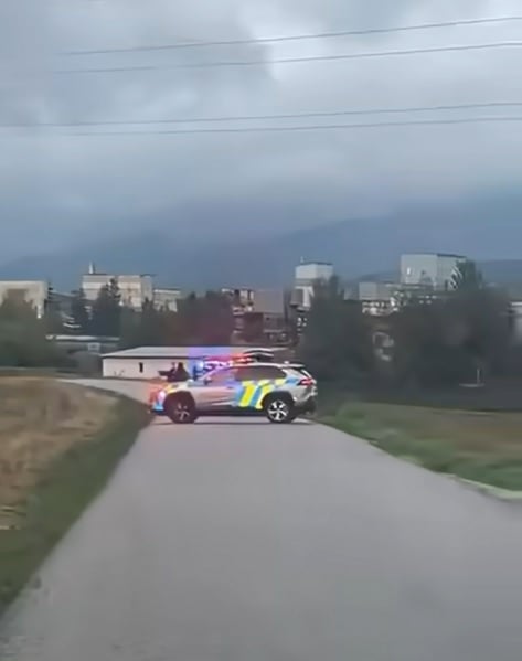 Policajná naháňačka. Unikajúce vozidlo prenasledovali policajti