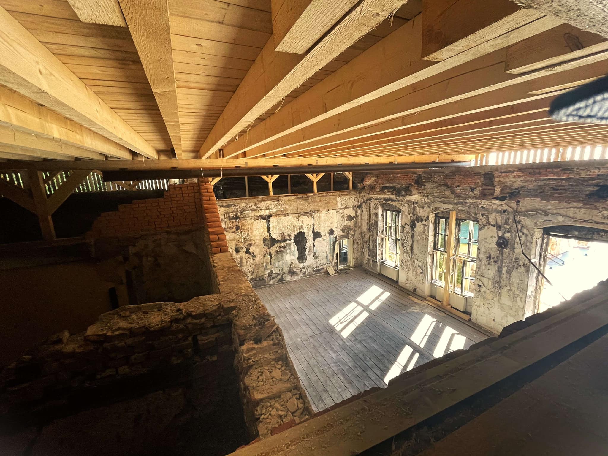 Berggericht v B. Štiavnici sa podarilo zastrešiť až takmer pol roka po požiari