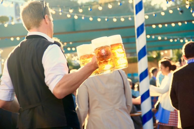 Starosta Mníchova otvoril tradičný Oktoberfest. Cena piva išla nahor