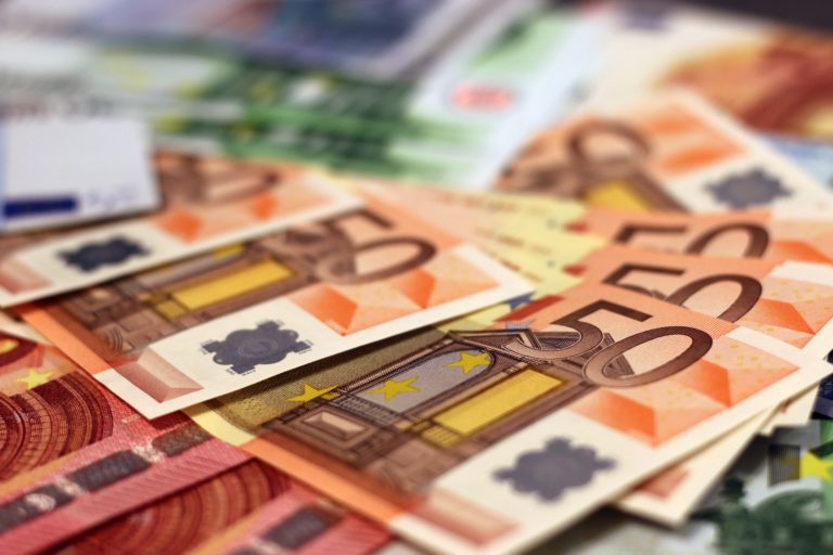 Na starobné penzie za pol roka chýbalo 1,7 miliardy eur, opäť pomohli aj peniaze určené na iné účely