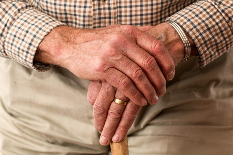 Dôchodkyňa sa pokúsila zabiť svoju chorú dcéru. Súd ju poslal na psychiatriu 