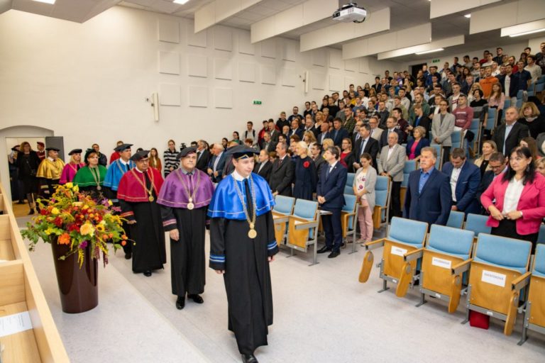 Žilinská univerzita sa vyrovnala najväčším univerzitám sveta