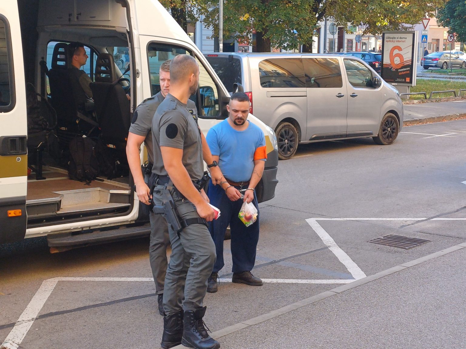 Mateja priviezla eskorta na odvolací súd priamo z ilavskej väznice. Foto: Radoslav Varga