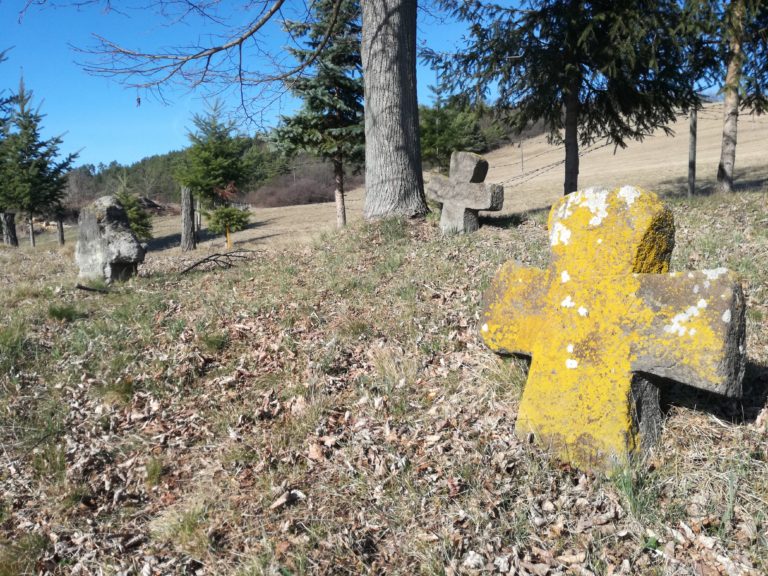 Do obce Podzámčok láka aj zaujímavý cintorín