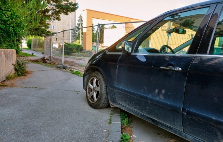 Pokuty za parkovanie na chodníkoch v Žiari nad Hronom zo začiatku nebudú