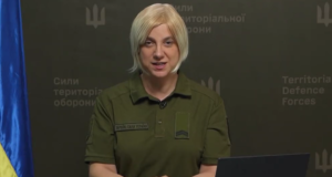Transsexuálny hovorca ukrajinskej armády končí vo funkcii. Vyhrážal sa „ruským propagandistom“