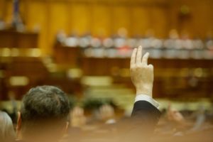 Provokatívna poznámka ku dňu volieb: A čo ak je zastupiteľská demokracia už zastaraná?