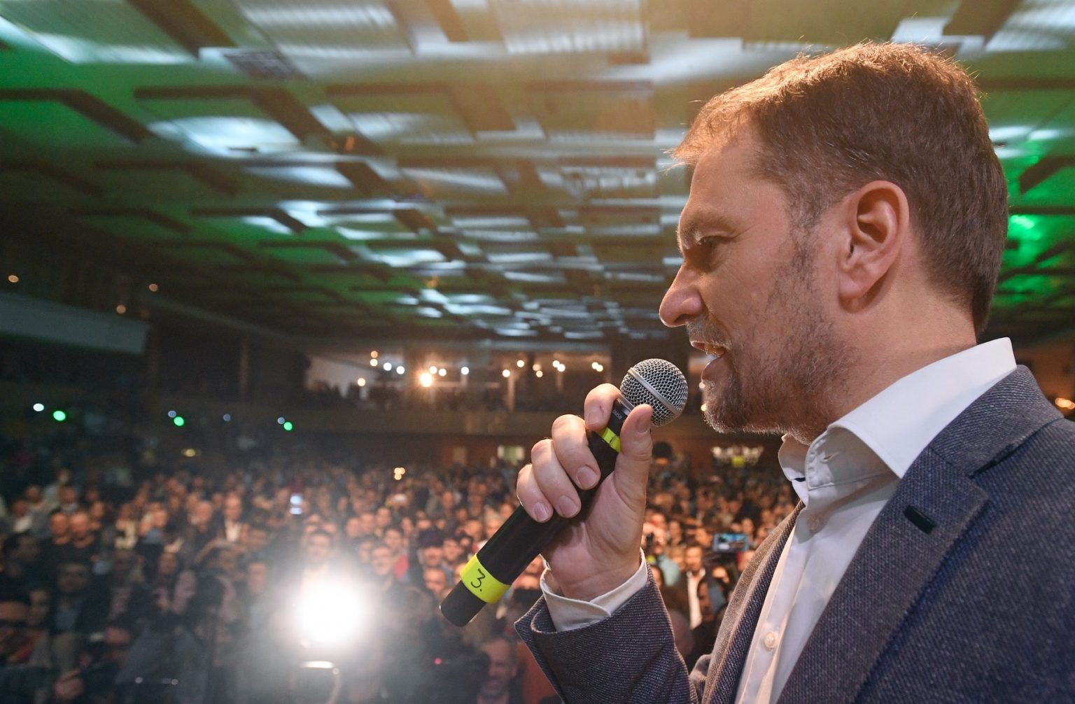 Predseda hnutia Obyčajní ľudia a nezávislé osobnosti (OLaNO) Igor Matovič hovorí k ľuďom vo volebnom štábe v Trnave, kde v noci na 1. marca 2020 večer sledovali výsledky slovenských parlamentných volieb. Foto: Profimedia.sk