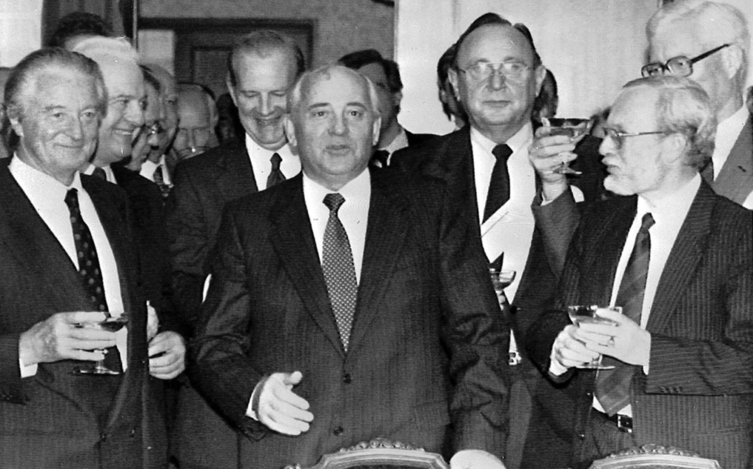Podpísanie zmluvy 2+4 v septembri 1990. Na obrázku: Michail Gorbačov, Roland Dumas, Eduard Ševardnadze, James Baker, Hans-Dietrich Genscher, Lothar de Maiziere, Douglas Hurd. Foto: Profimedia.sk