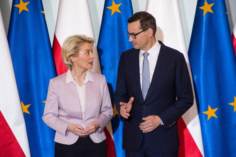 Predsedníčka Európskej komisie Ursula von der Leyenová a poľský premiér Mateusz Morawiecki vo Varšave v júni 2022. Foto: Profimedia.sk