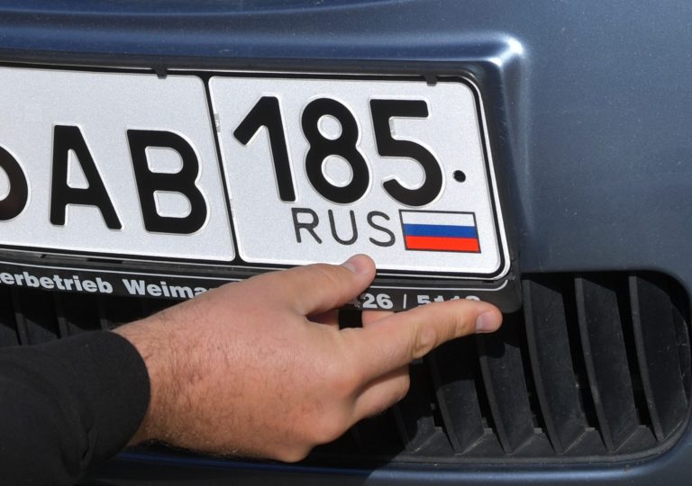 Eurokomisia tvrdí, že autá s ruskou poznávacou značkou nemôžu do EÚ. Moskva hovorí o rasizme