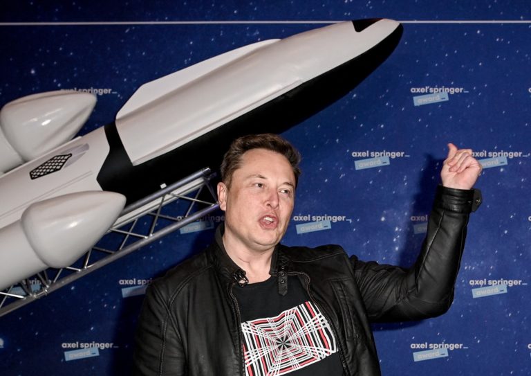 Za všetko môže Elon Musk. Pustili sa doňho Ukrajinci i Európska komisia