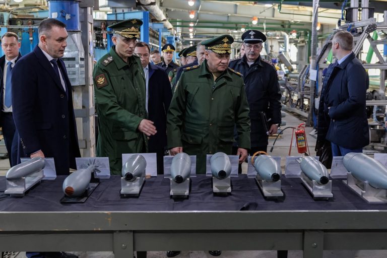 Rusku sa darí obchádzať sankcie. Podľa odhadov vyrába sedemkrát viac munície ako celý Západ dohromady