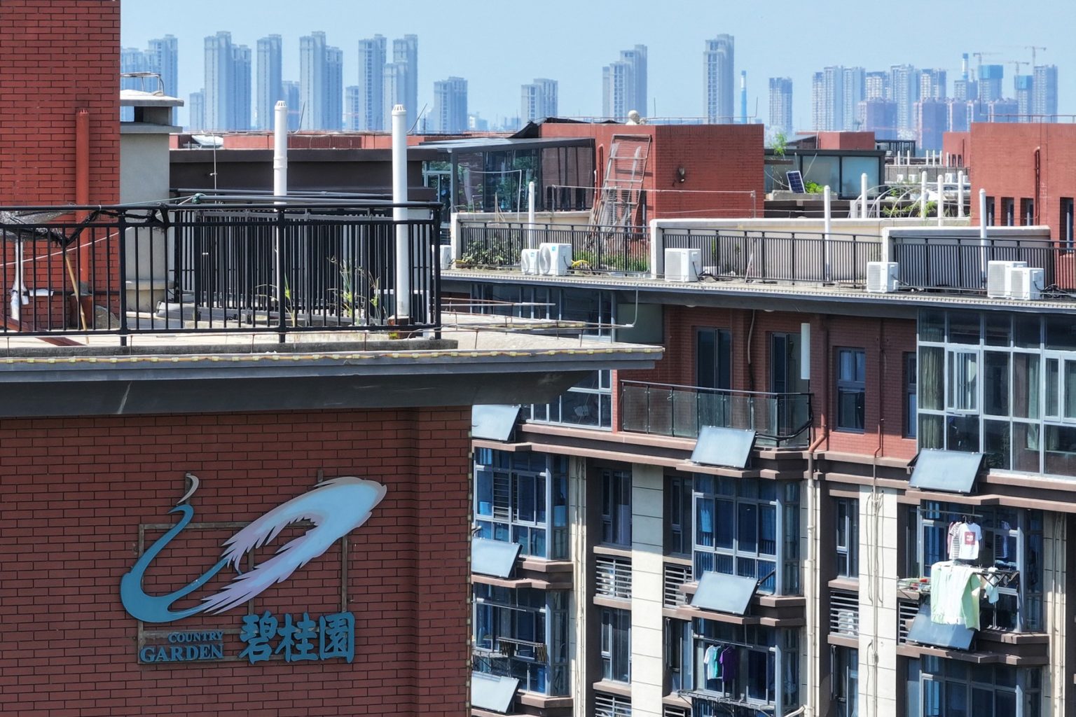 Rezidenčný komplex postavený čínskym developerom Country Garden je videný v Nanjingu, vo východnej provincii Ťiang-su v Číne 31. augusta 2023. Foto: Profimedia.sk