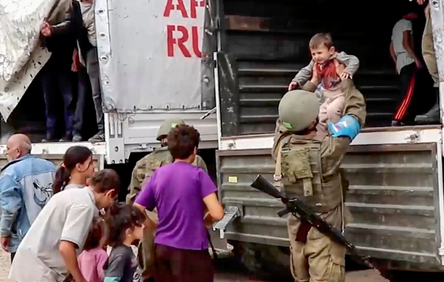 Ruskí vojaci evakuujú civilistov v Náhornom Karabachu. Foto: Profimedia.sk