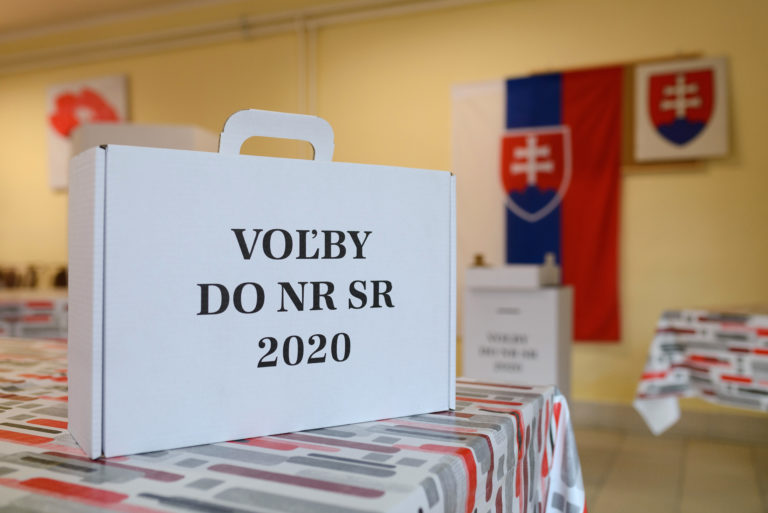 Za vynesenie hlasovacích lístkov z volebnej miestnosti hrozí pokuta 33 eur