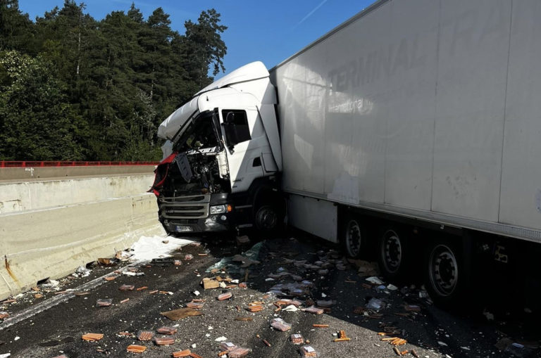 Nešťastný deň: Už druhá nehoda kamióna pri obci Sverepec opäť uzavrela diaľnicu