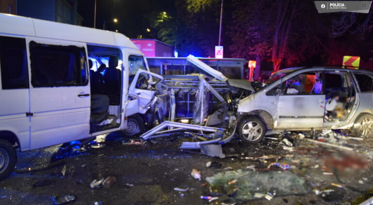 FOTO:Nehoda tesne pred svitaním. Na miesto dorazili záchranné zložky