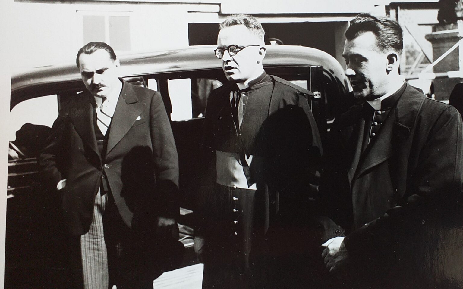 Na ilustračnej fotografii Karol Sidor, chargé d´affaires Giuseppe Burzio, msgr. Jozef Kapala (zľava doprava). Zdroj: ÚPN