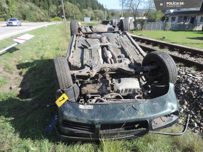 Opitý mladík za volantom sa prevrátil na strechu. FOTO: polícia