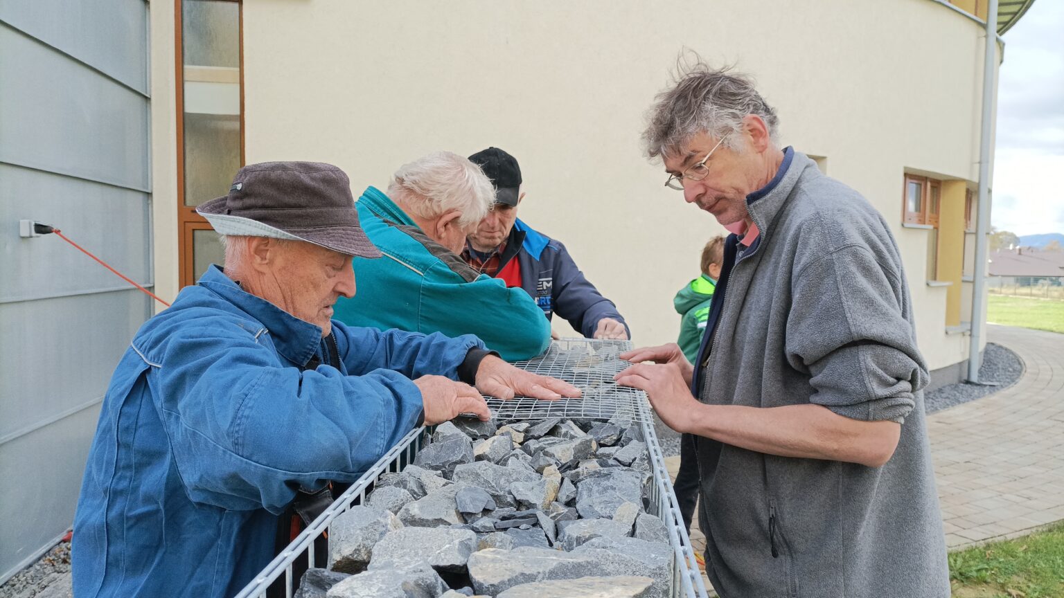Dobrovoľníci pracovali tak ako na každej brigáde. S elánom a so srdcom. Foto: Ľubomír Chochula 