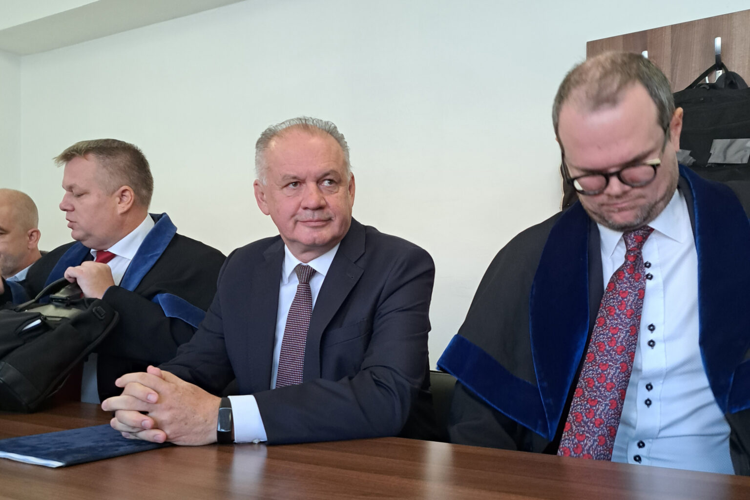 Na snímke vľavo obhajca Patrik Benčík, uprostred Andrej Kiska a vpravo obhajca Peter Kubina v stredu 11. októbra 2023 v súdnej sieni v Poprade. Foto: Adriána Hudecová/TASR