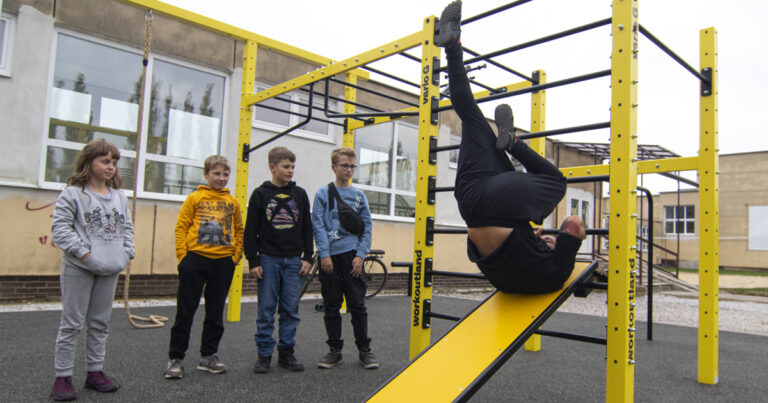 VIDEO: Mládež vymenila pohodlie za nové workoutové ihrisko. Vďačí zaň šikovnému aktivistovi