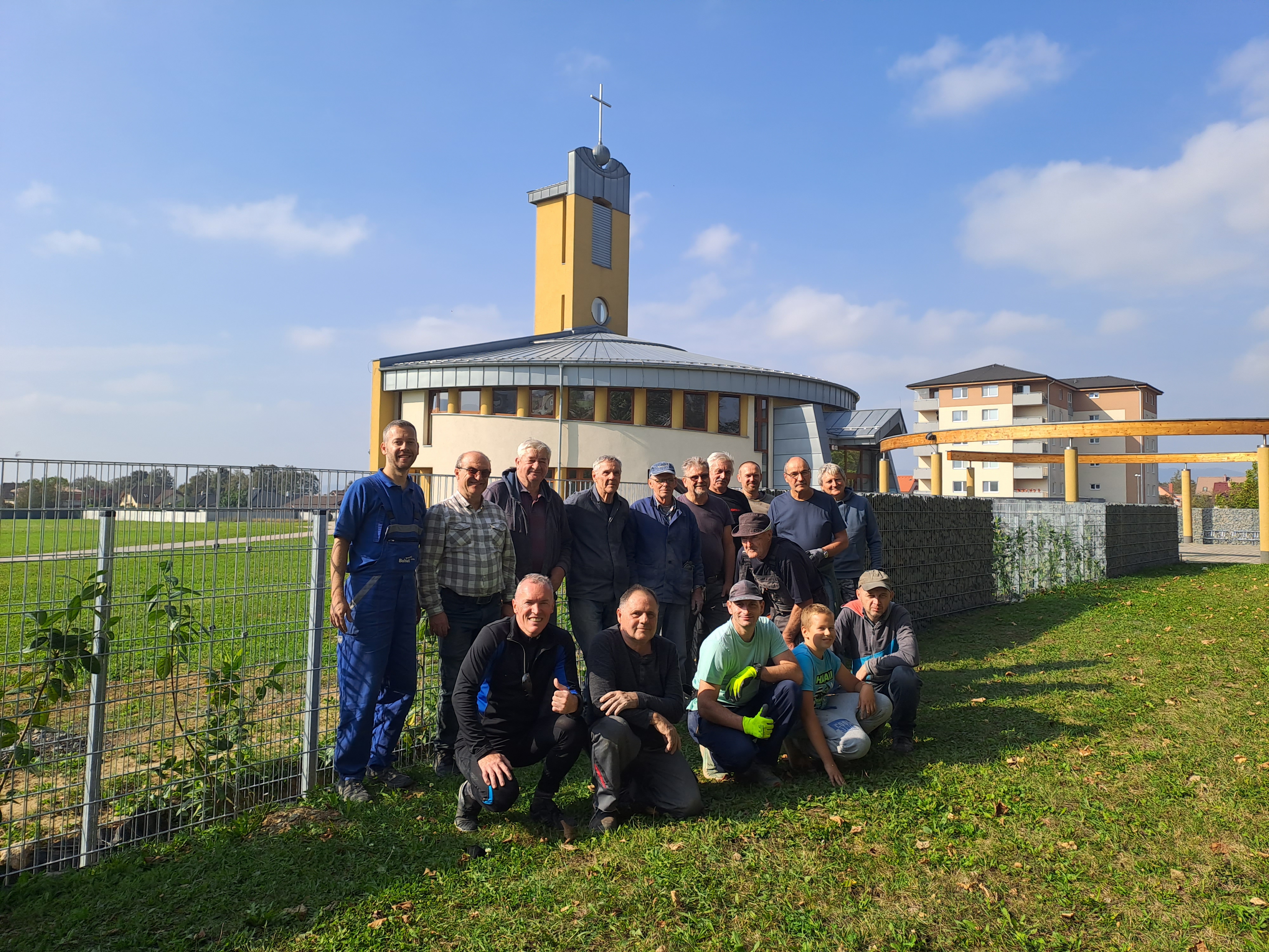 Brigáda pri kostole – pocit spolupatričnosti, spoločný cieľ a počasie objednané v nebi