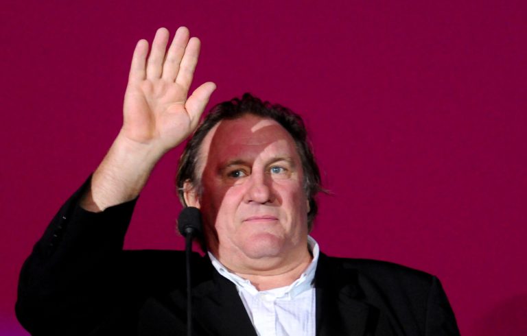 Gérard Depardieu je vinný zo sexuálneho napadnutia dvoch žien, rozhodol súd
