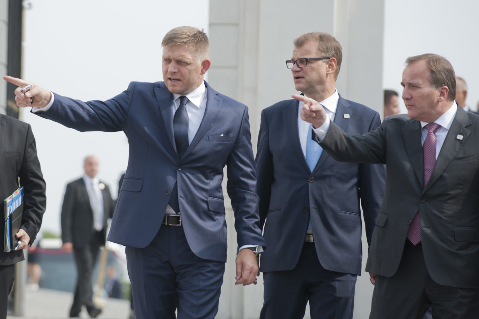 Zľava: Vtedajší premiér SR Robert Fico, fínsky premiér Juha Sipilä a švédsky premiér Stefan Löfven pred fotografovaním na neformálnom stretnutí 27 hláv štátov a premiérov EÚ v Bratislave v roku 2016. Foto: Michal Svítok/TASR