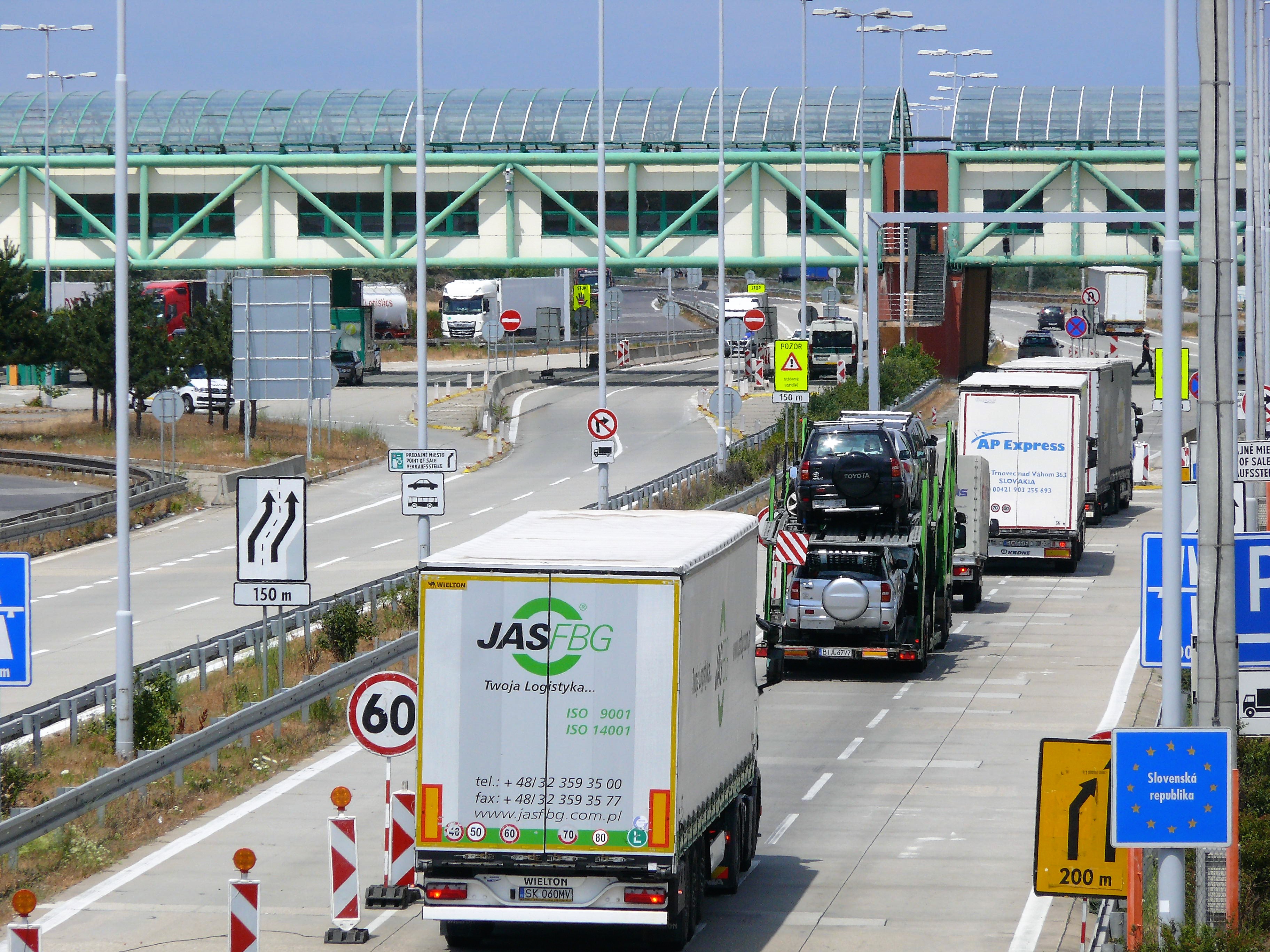 Vo štvrtok dočasne obnovíme kontroly na našej hranici s Maďarskom