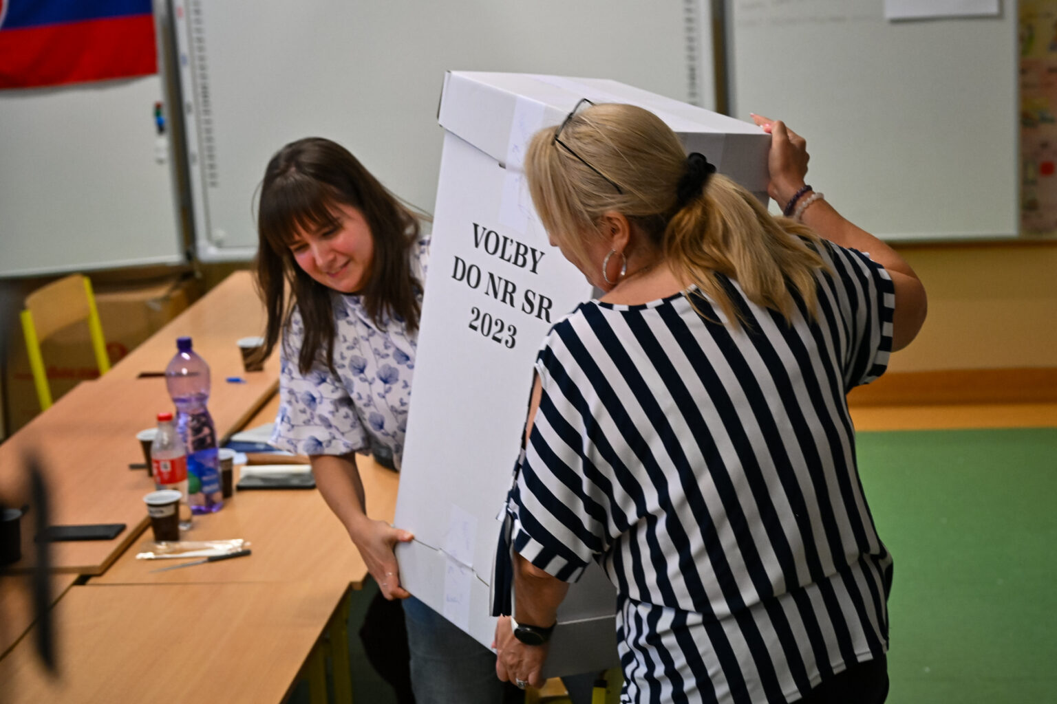 Členovia osobitnej okrskovej komisie pripravujú hlasovacie schránky s hlasmi slovenských občanov zo zahraničia. Foto: Pavol Zachar/TASR