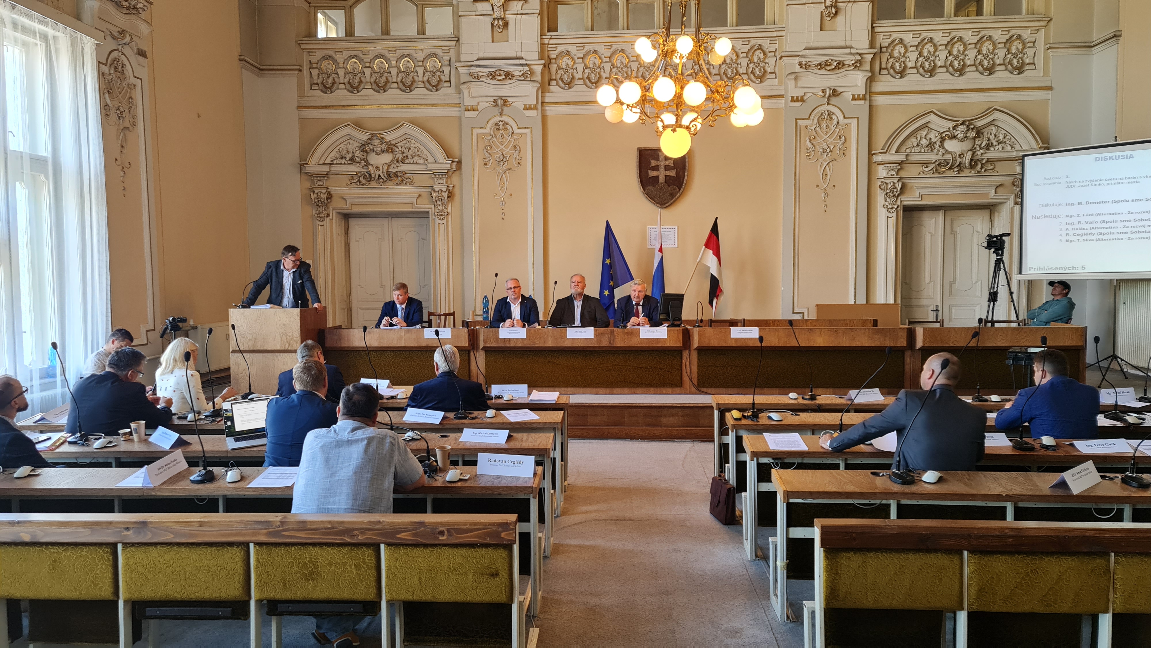 Poslancov rozhádalo LGBTI tričko s Orbánom. Jeden z nich nazval primátora „nacibáči“