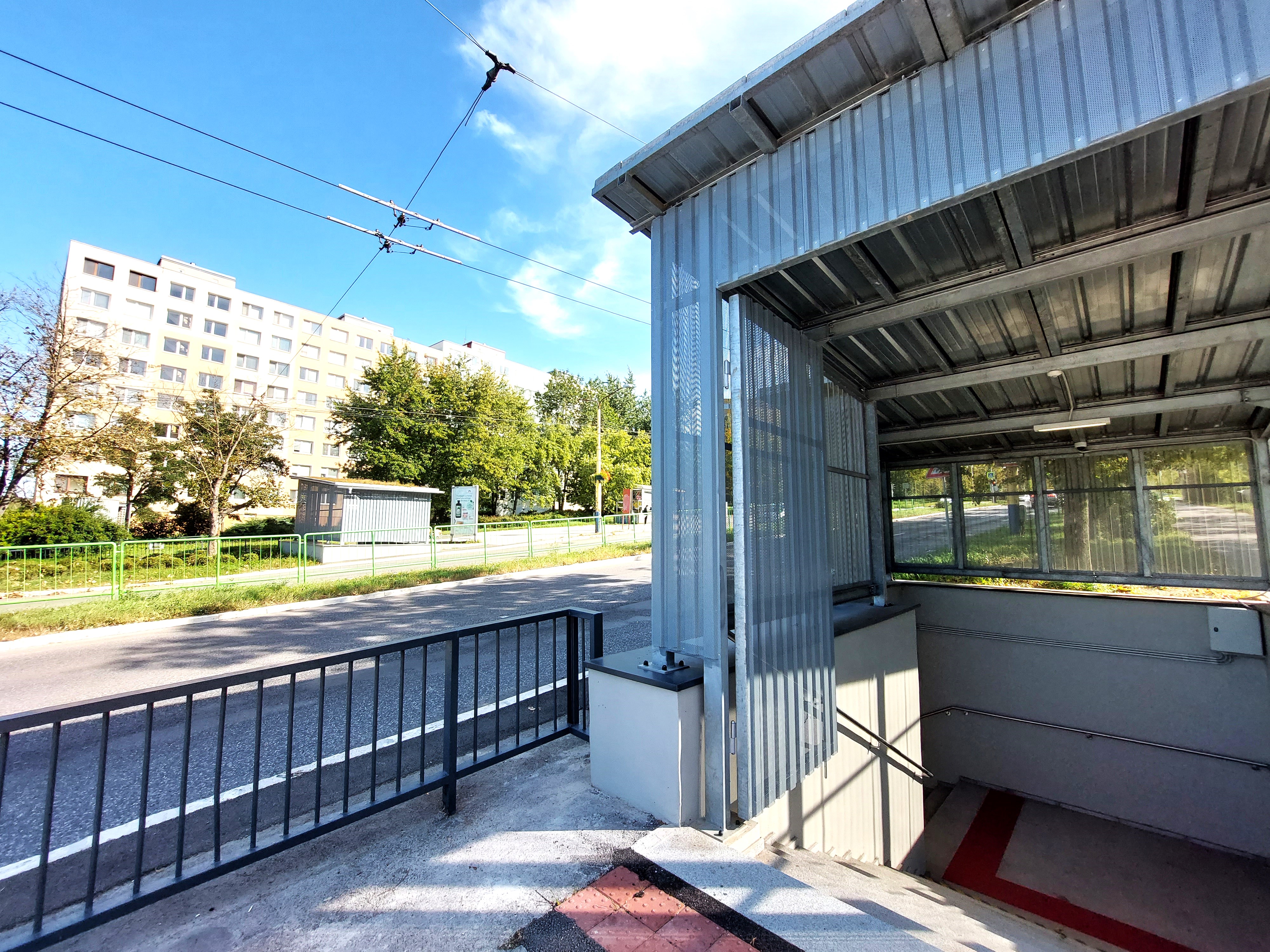 Na Furči otvorili nový podchod. Má zelené strechy, no mamičky majú pripomienky