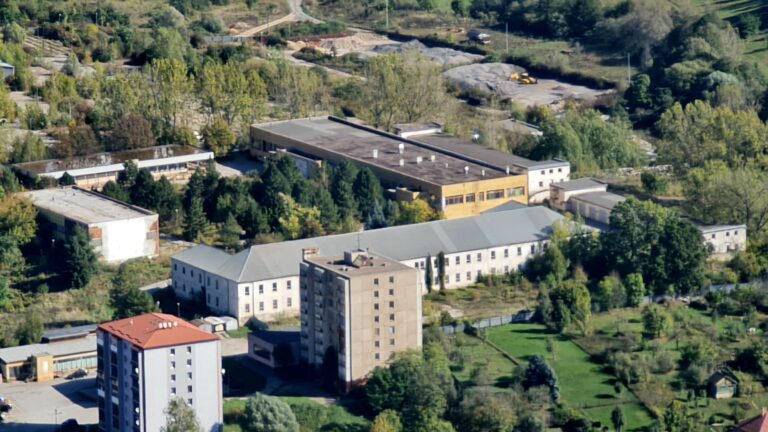 Bytovky na bývalom "ruskom" sídlisku v Jelšave. Zrekonštruovaná bude tá sivej farby. Foto: Branislav Caban