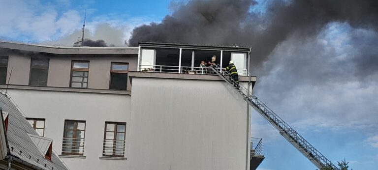 FOTO Dráma v Piešťanoch: V hoteli vypukol požiar, hasiči zachraňovali hostí