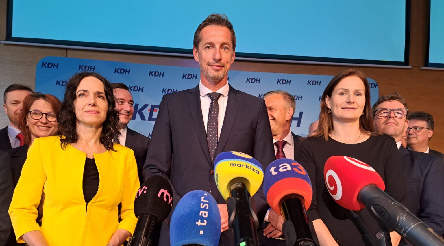 Vľavo europoslankyňa Miriam Lexmann, v strede Milan Majerský a vpravo Martina Holečková. Foto: Adriána Hudecová/TASR