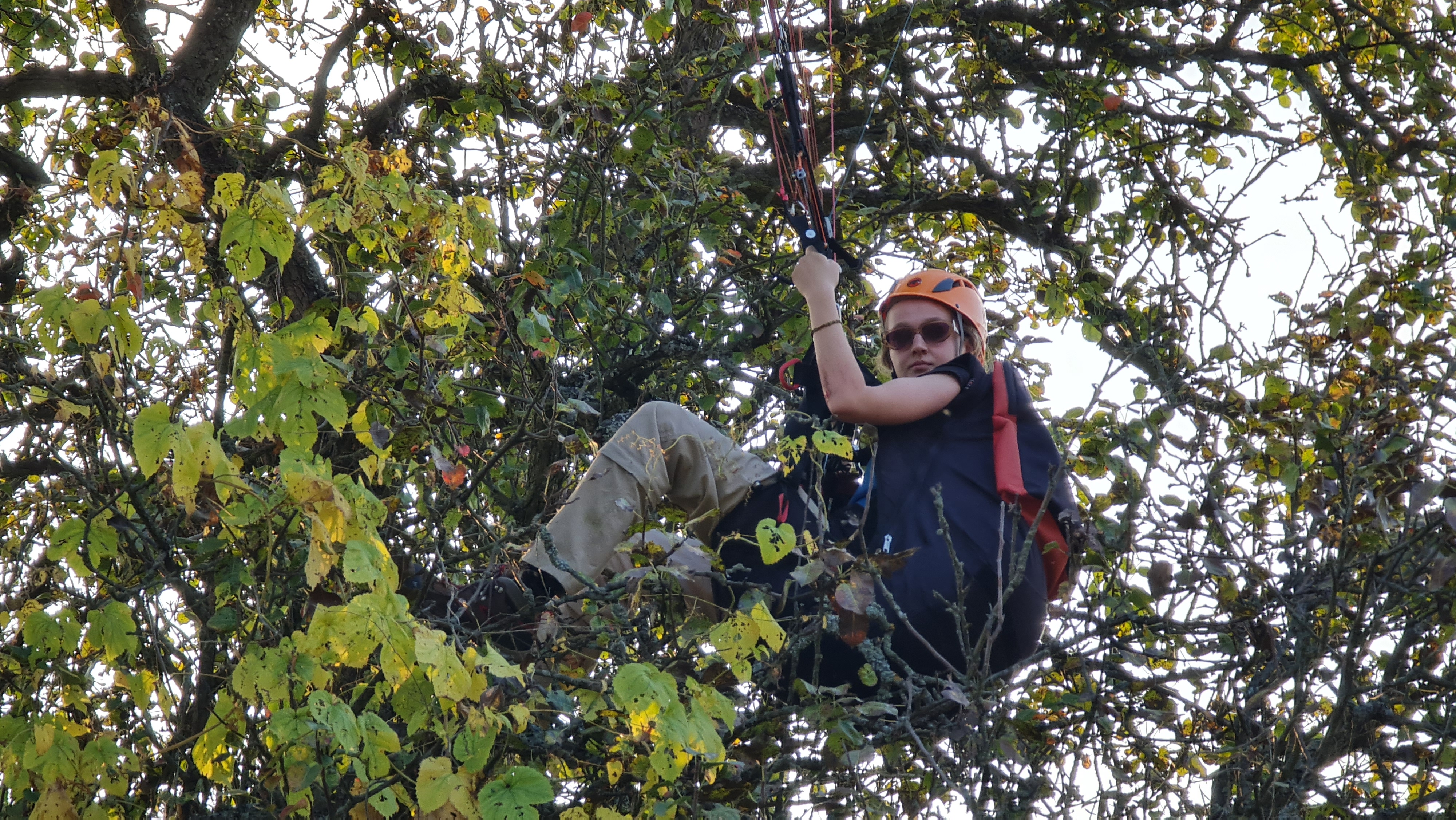 Paraglajdistka skončila na strome pod hradom, ratovali ju hasiči s plošinou