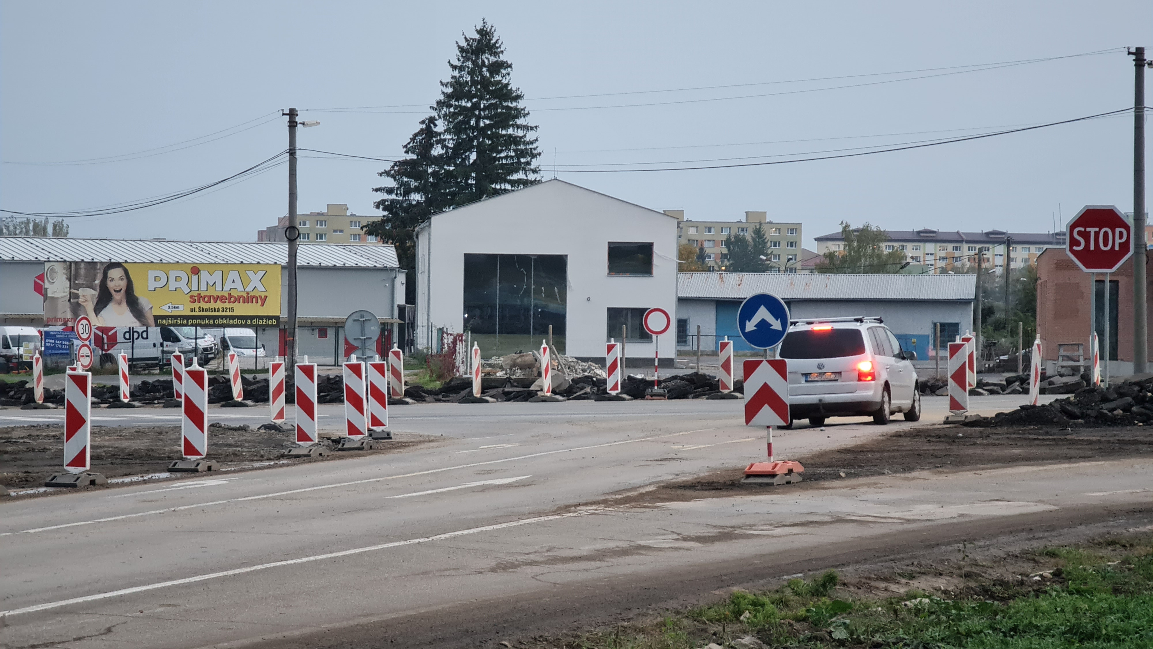 Obmedzenia na hlavnom južnom ťahu pokračujú. Do okresného mesta sa vodiči hlavným vjazdom nedostanú