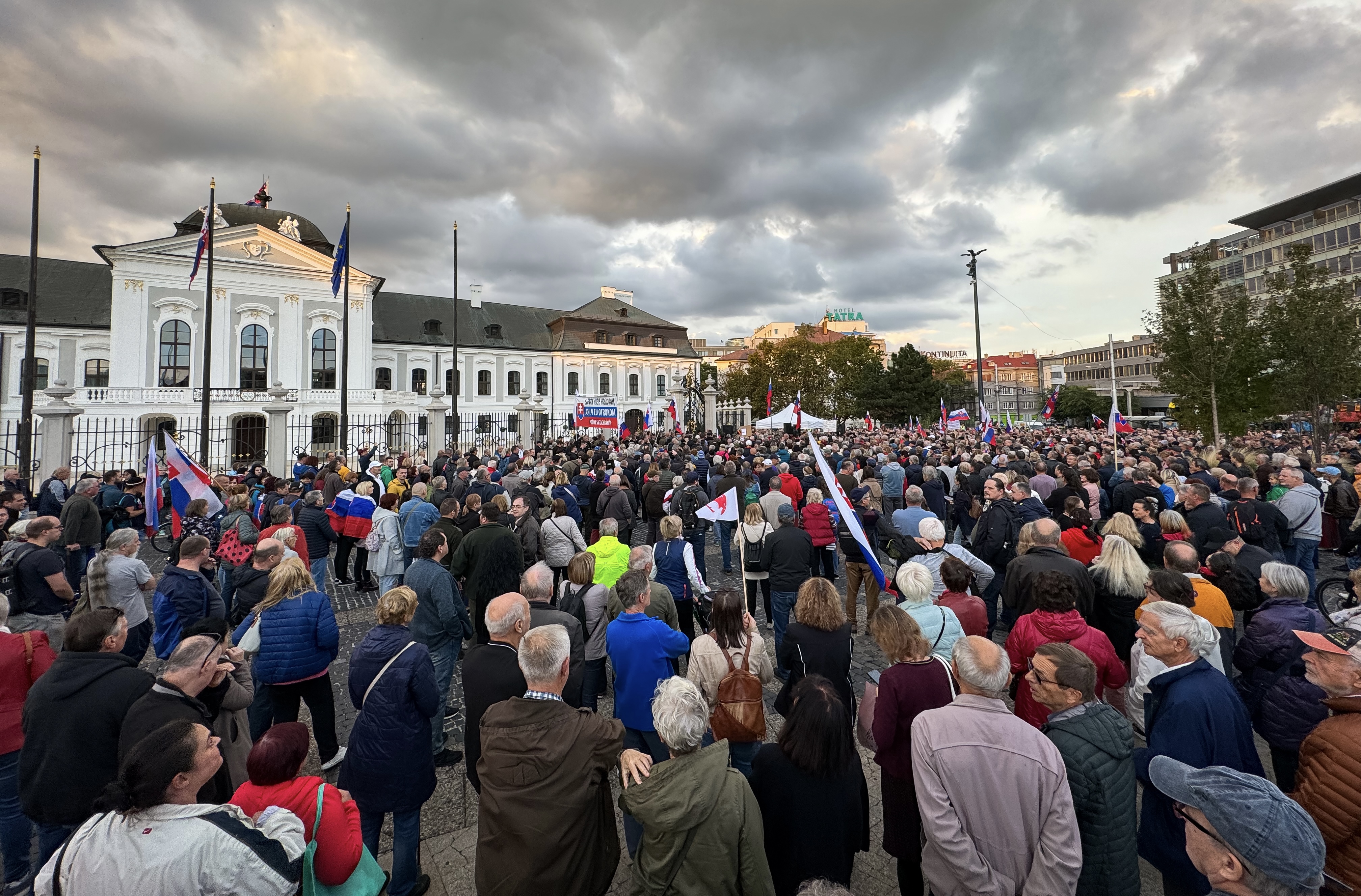 V Bratislave sa konal protest na podporu Huliaka. Pred Prezidentský palác prišli stovky ľudí